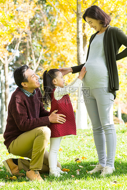 青年女人可爱的乐趣幸福家庭在户外玩耍图片