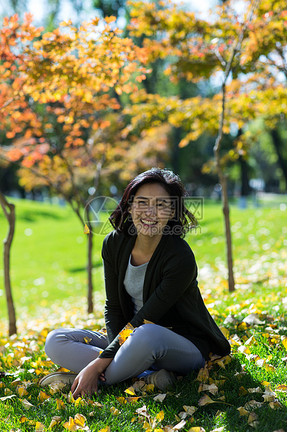 成年人快乐周末活动青年女人在户外图片