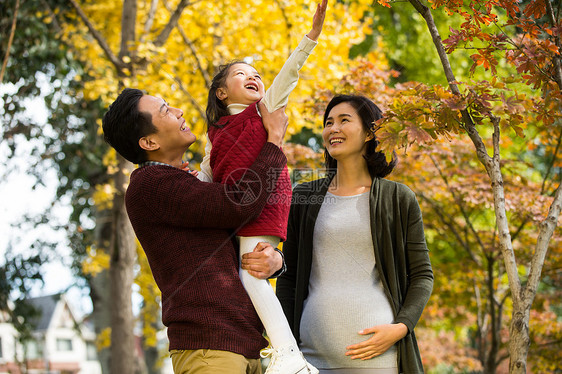 温馨树林青年夫妇幸福家庭在户外玩耍图片