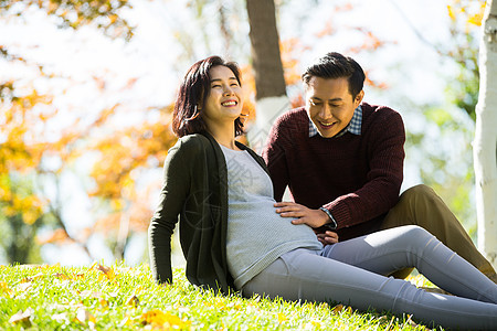 人美丽的相伴丈夫陪着怀孕的妻子在户外图片