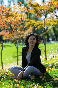 季节树林青年女人在户外图片