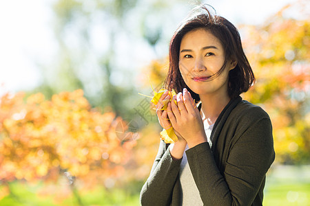 秋天树玩青年女人在户外图片