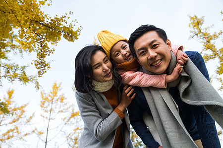 东方人母亲青年人幸福家庭在户外玩耍图片