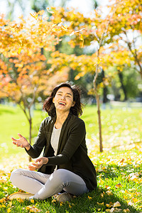 好奇心高雅叶子青年女人在户外图片