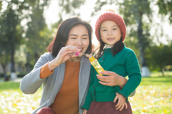 幸福家庭户外郊游图片