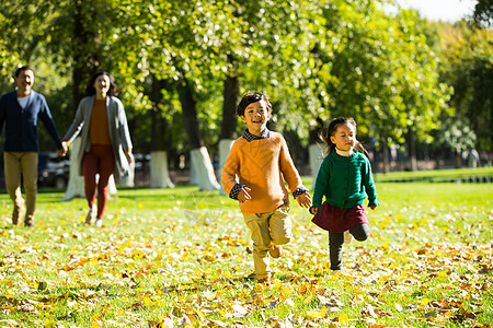 温馨一家人散步周末活动母亲成年人幸福家庭在户外背景