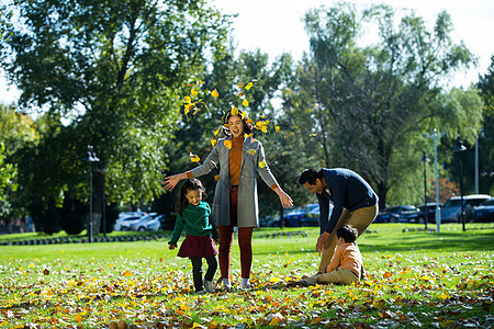 草地秋天父亲幸福家庭在户外图片