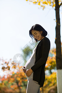 预期美女周末活动年轻的孕妇在户外图片