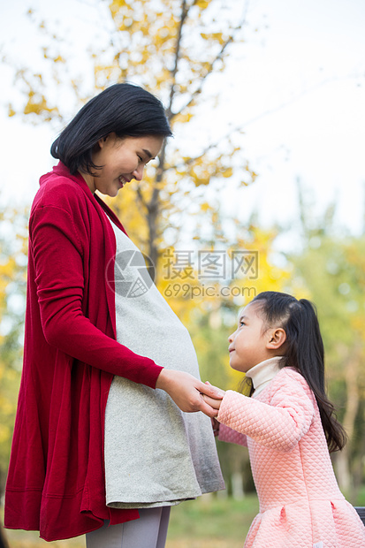 放松摄影秋天幸福家庭在户外玩耍图片