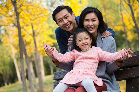 可爱的亚洲幸福家庭在户外玩耍图片