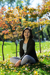 青年人成年人休闲追求青年女人在户外图片