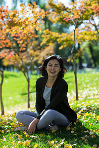 郊游垂直构图放松青年女人在户外图片