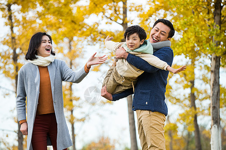 幸福家庭在户外玩耍图片