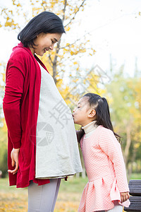 孕妇小孩两个人彩色图片单亲家庭幸福家庭在户外玩耍背景