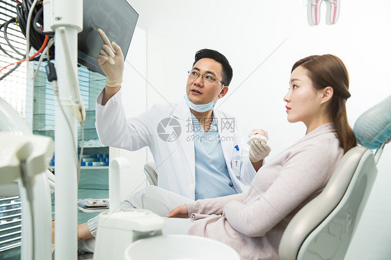 户内中年人男人男牙医和女患者图片