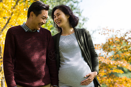 青年男人秋天快乐丈夫陪着怀孕的妻子在户外图片