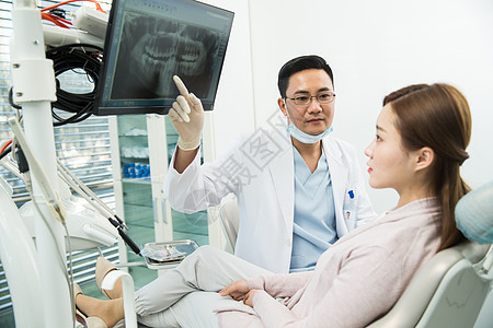 医护服外科手套男牙医和女患者图片