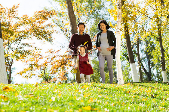 步行青年夫妇休闲追求幸福家庭在户外玩耍图片