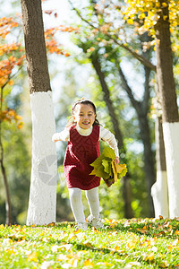 仅一个女孩自然漂亮的可爱的小女孩在户外玩耍图片