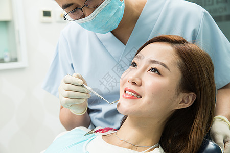 专门技术仔细检查个人护理男牙医和女患者图片