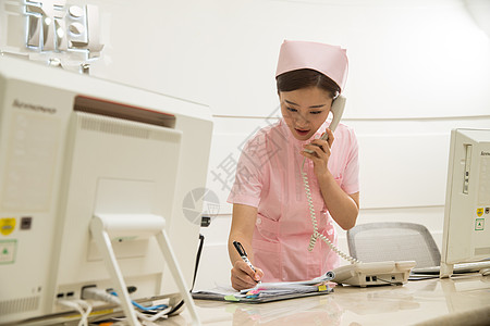 专业人员仅女人工作服年轻女护士在接待处图片