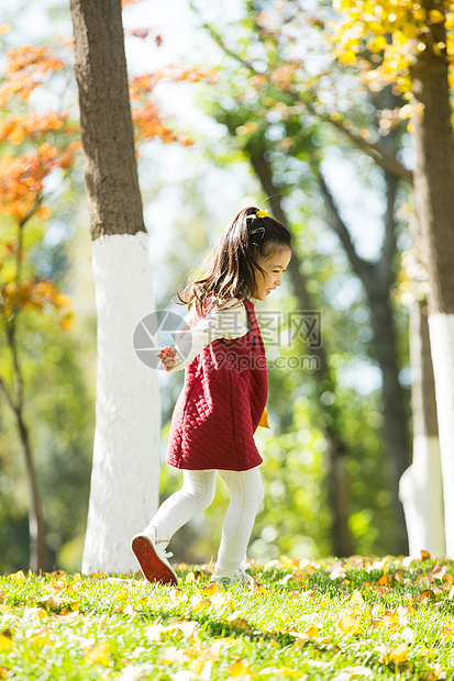 健康生活方式环境幸福可爱的小女孩在户外玩耍图片