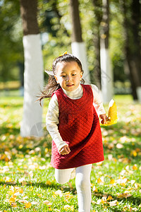 绿色仅一个女孩亚洲可爱的小女孩在户外玩耍图片