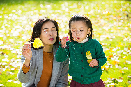 陪伴愉悦高兴的幸福家庭户外郊游图片