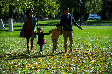 公园里幸福家庭在户外图片