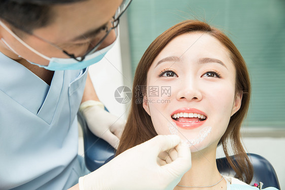 牙科医生给患者治疗图片