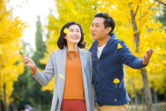 青年人女人青年伴侣亲密的青年情侣图片