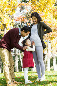 公园前景聚焦二胎幸福家庭在户外玩耍图片