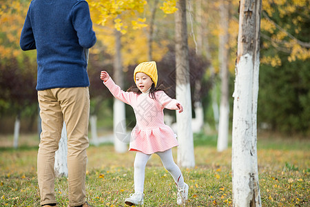 彩色图片休闲装独生子家庭父亲陪着女儿在户外玩耍图片
