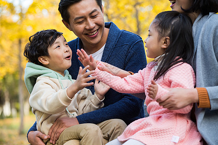 人草地关爱幸福家庭在户外图片