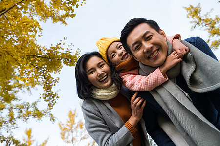 彩色图片三个人青年夫妇幸福家庭在户外玩耍图片