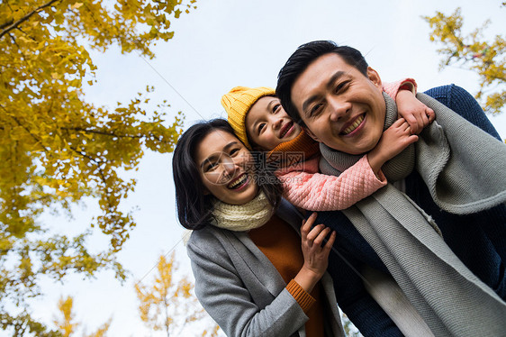 彩色图片三个人青年夫妇幸福家庭在户外玩耍图片