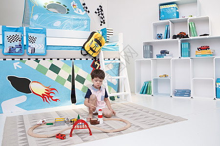 卧室玩具3岁到4岁可爱的小男孩在游戏室图片