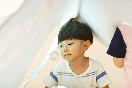东亚人健康的可爱的小男孩在玩耍图片