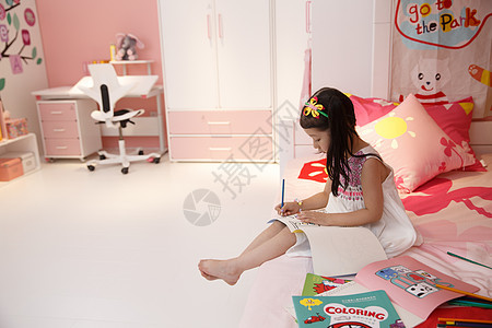 住宅房间幼儿园学童小女孩在卧室图片