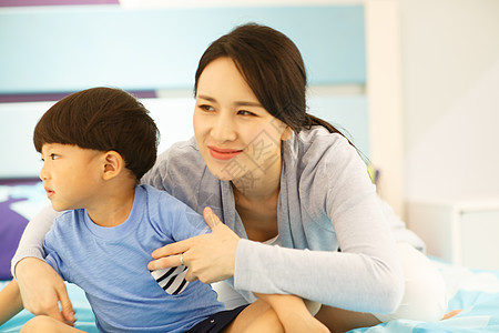 彩色图片儿童两个人可爱的小男孩和指导教师在游戏室玩耍图片