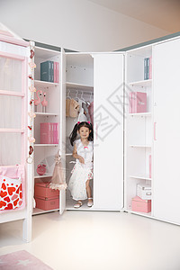 健康幼儿园学童住宅房间可爱的小女孩在儿童房图片