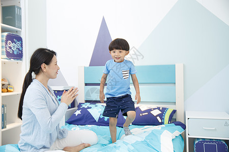 儿童纯洁可爱的小男孩和妈妈在卧室玩耍图片