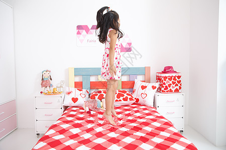 健康的水平构图彩色图片可爱的小女孩在卧室玩耍图片