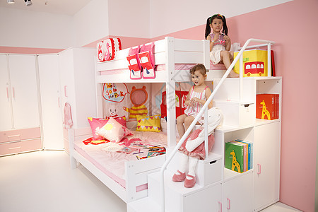 3岁到4岁粉色儿童可爱的小女孩在卧室玩耍图片