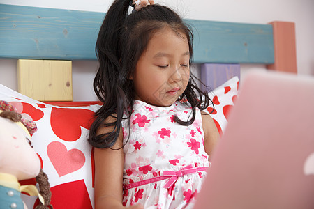 享乐家庭生活东方人可爱的小女孩在卧室玩耍图片