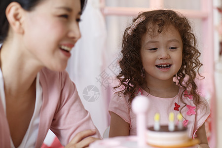 户内华贵单亲家庭可爱的小女孩和妈妈在卧室玩耍图片