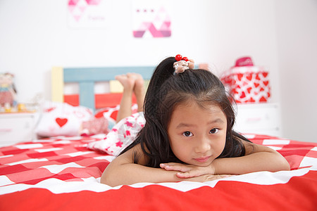 柔软健康5到6岁可爱的小女孩在卧室玩耍图片