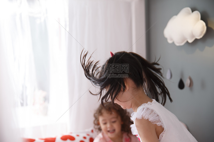 3岁到4岁健康水平构图可爱的小女孩在卧室玩耍图片