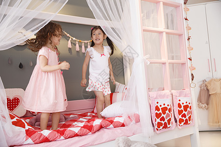 嬉戏的享乐摄影可爱的小女孩在卧室玩耍图片