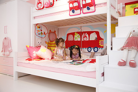 粉色娱乐室放松可爱的小女孩在卧室玩耍图片